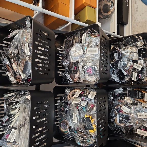 $40 Assorted Jewelry (20 pieces) Collection Brand New Beautiful Jewelry. - Picture 8 of 8